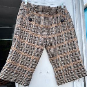 Chic plaid capri’s